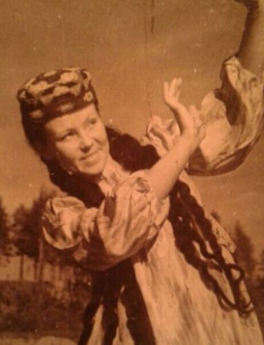 Любовью победив войну. Воробушек из агитбригады