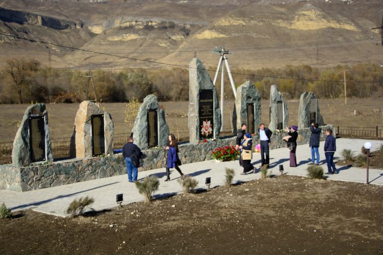 В селе Кёнделен Эльбрусского района Кабардино-Балкарии открыли мемориальный комплекс в память о героях, павших в годы Великой Отечественной войны, ушедших из жизни уже в мирное время. Семь мемориальных камней, на которых высечены имена 208 участников вой