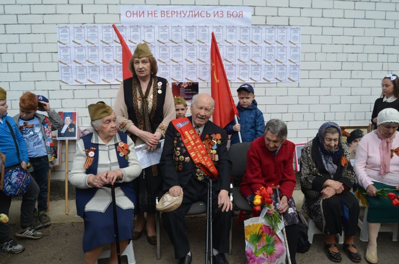 2019 г. 9 мая, Звягино (г. Пушкино). У импровизированной СТЕНЫ ПАМЯТИ "Они не вернулись из боя". Наши Звягинские ветераны и труженики тыла.